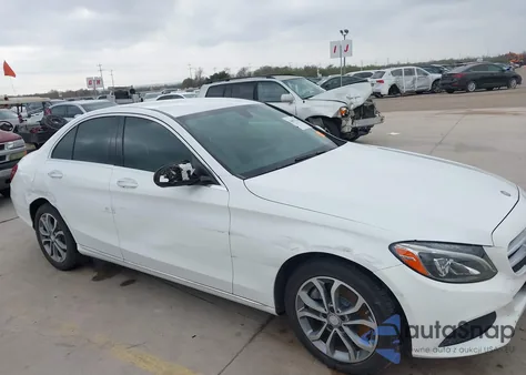 2015 Mercedes-Benz C 300 4Matic z USA, uszkodzony, nr VIN 55SWF4KB0FU019171